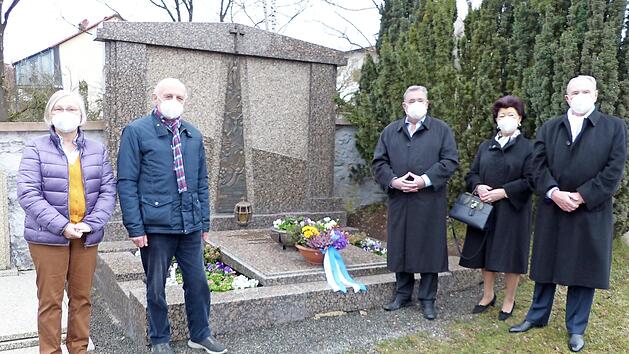 Der engere Vorstand der CSU Kupferberg traf sich mit der Familie am Grab von Fritz Schott, der am Sonntag 100 Jahre alt geworden wäre. Im Bild (von links) Irmgard und Reinhard Holhut, Matthias Schott sowie Inge und Heinz Schott.