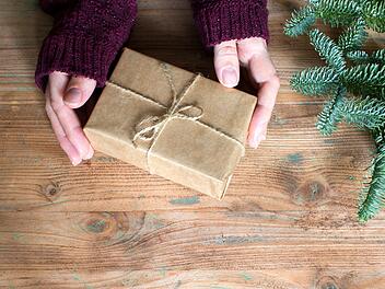 Geschenke über den Wunschbaum müssen helfen.  F.Schäfer