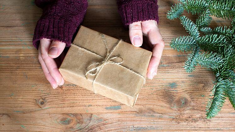 Geschenke über den Wunschbaum müssen helfen.  F.Schäfer
