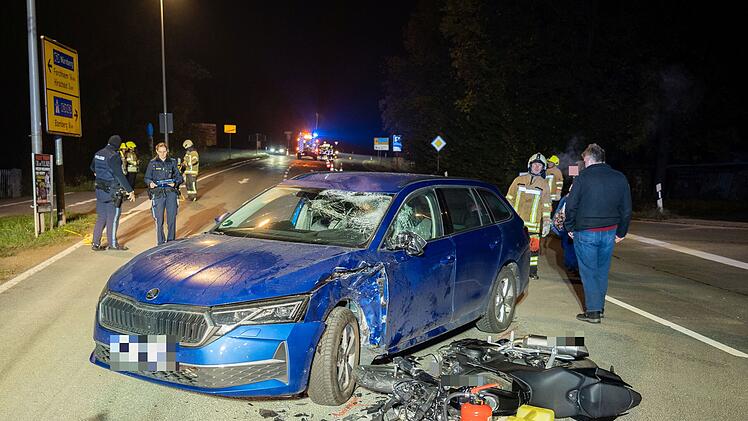 Autofahrerin übersieht Motorrad beim Abbiegen: 17-Jähriger schwer verletzt