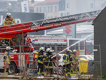 Verpuffung in Autolackiererei f&uuml;hrt zu Vollbrand - Mitarbeiter verletzt
