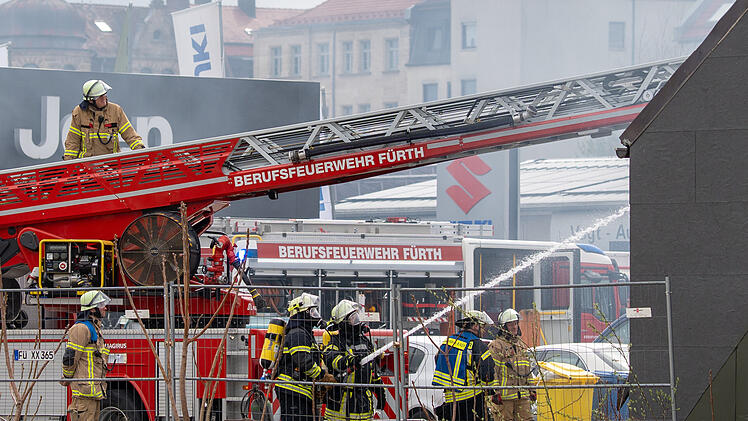 Verpuffung in Autolackiererei f&uuml;hrt zu Vollbrand - Mitarbeiter verletzt