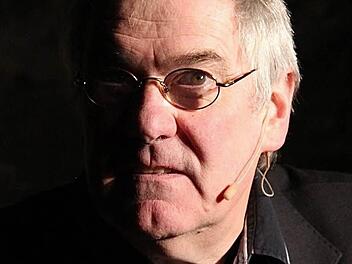 Autor Jörg Maurer bei seiner gestenreichen Vorlesung  Foto: Gerd Schaar