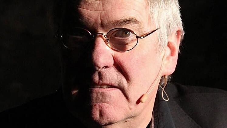 Autor Jörg Maurer bei seiner gestenreichen Vorlesung  Foto: Gerd Schaar