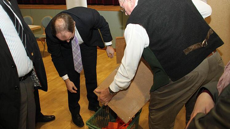 Jörg Kunstmann passt auf, dass kein Stimmzettel verlorengeht.