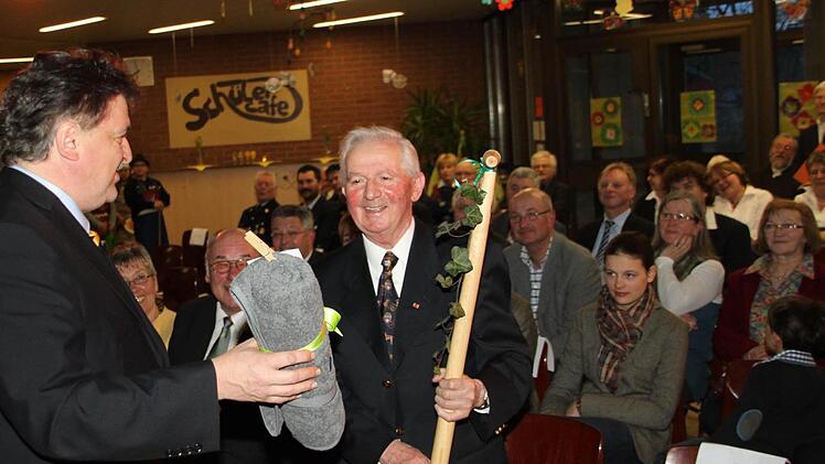 Landrat Klaus Peter Söllner hatte einen Spezial-Spaten und ein Landkreis-Badetuch für den Geehrten dabei.