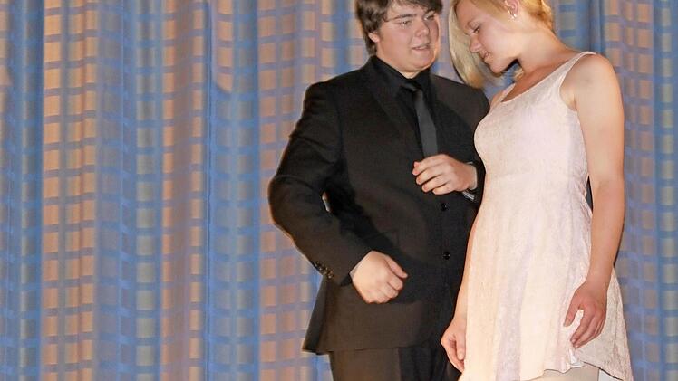 "Mein schönes Fräulein, darf ich's wagen,..." Faust (Martin Kaspar) macht Gretchen (Luisa Hink ) den Hof.