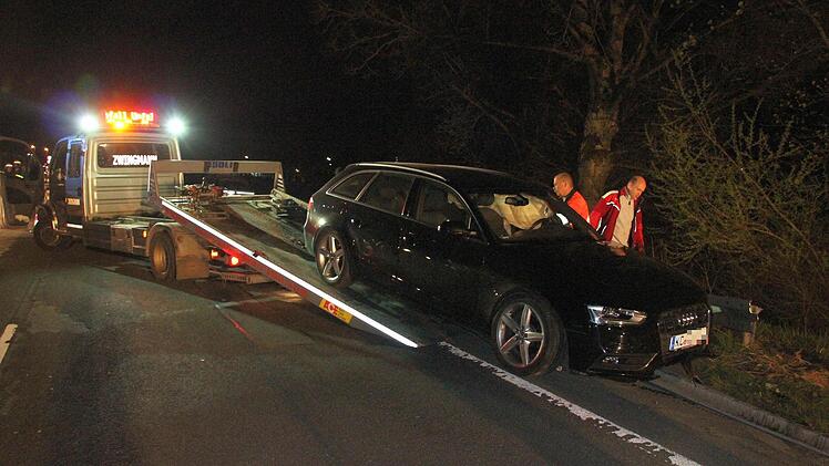 Dann konnte der Unfallwagen in Richtung Abschlepper gezogen werden.  Foto: Friedwald Schedel