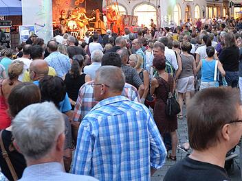 Absperren und konsequent kontrollieren lassen sich Innenstadt-Veranstaltungen wie das Blues- und Jazzfestival kaum. Wer mit Rucksäcken und Taschen kommt, muss dennoch damit rechnen, angesprochen zu werden.   Fotos: Ronald Rinklef