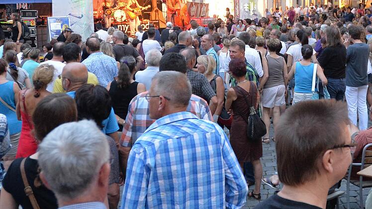 Absperren und konsequent kontrollieren lassen sich Innenstadt-Veranstaltungen wie das Blues- und Jazzfestival kaum. Wer mit Rucksäcken und Taschen kommt, muss dennoch damit rechnen, angesprochen zu werden.   Fotos: Ronald Rinklef