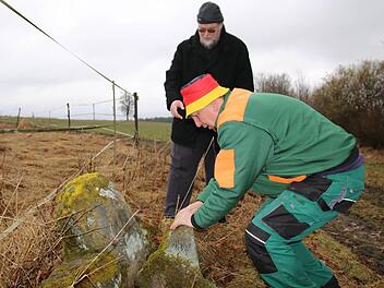 Bruchstein: Zusammen mit Kreisheimatpfleger und Kastellan Harald Stark (hinten) untersucht Helmut Popp aus Trebgast ("unser Plassenburg-Steinmetz") das beschädigte Steinkreuz. Foto: Stephan Tiroch