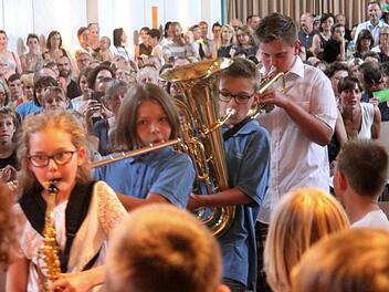 Das Bläserquartett marschierte durch die bis auf den letzten Platz besetzte Stadthalle. Foto: Günther Geiling