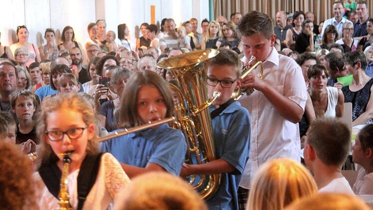 Das Bläserquartett marschierte durch die bis auf den letzten Platz besetzte Stadthalle. Foto: Günther Geiling
