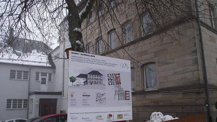 Das ehemalige Schulgebäude in Nordhalben wird nun offiziell bis 2019 zum "Nordhalben-Village" umgebaut. Jutta Rudel