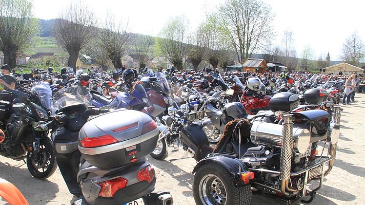Weit über 300 Biker waren in diesem Jahr zum Motorradgottesdienst nach Stublang gekommen. Foto: Gerda Völk