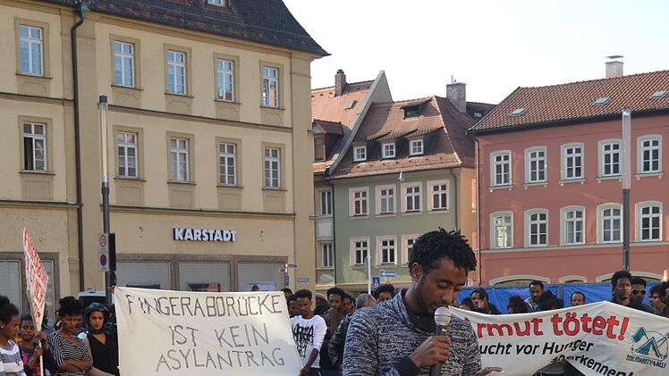 Filmon Beraki bei der Demo am Maxplatz Foto: Niklas Schmitt