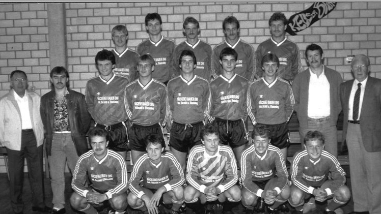 Der FCL 1989 (hinten von links): Werner G&uuml;nther, Jochen Bastobbe, Thomas Str&ouml;hlein, Stefan Biener und Uwe Rothert, (mittlere Reihe von links) Zweiter Vorsitzende Edmund Schmitt, Spielertrainer Klaus Hain, Winfried Haas, Rudi G&uuml;nther, Ralf F&ouml;rtsch, Stefan Bu&szlig;, J&uuml;rgen Braunersreuther, Trikotspender Klaus Bezold, Vorsitzender Emil Weinrich,(vorne von links) Udo Laaber, Peter Haas, Martin Bastobbe, Joachim Schwieder und Alexander Kritzenthaler. Foto: Archiv