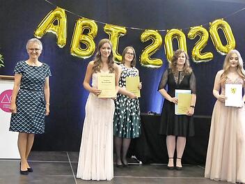 Die Abi-Verabschiedung 2020 in etwas anderem Rahmen (von links) OB Frank Rebhan, Landrat Sebastian Straubel, Schulleiterin Ursula Kick-Bernklau, Sandrine Bernschneider, Vanessa Teschner, Laura Engelgeh, Celina Schneider, Hannelore Müller und Michael Rebhan. Foto: Manja von Nida