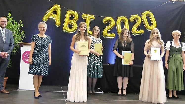 Die Abi-Verabschiedung 2020 in etwas anderem Rahmen (von links) OB Frank Rebhan, Landrat Sebastian Straubel, Schulleiterin Ursula Kick-Bernklau, Sandrine Bernschneider, Vanessa Teschner, Laura Engelgeh, Celina Schneider, Hannelore Müller und Michael Rebhan. Foto: Manja von Nida