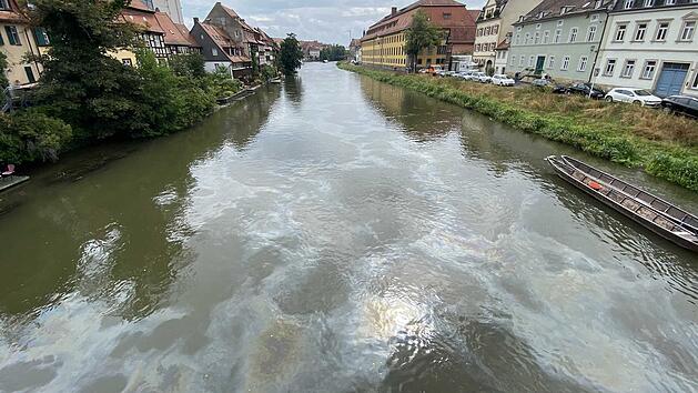 Auf der Regnitz in Bamberg ist am Freitagmittag (14.08.2020) Öl ausgelaufen.