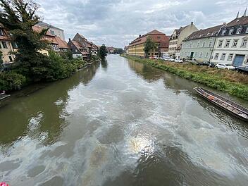Auf der Regnitz in Bamberg ist am Freitagmittag (14.08.2020) &Ouml;l ausgelaufen.
