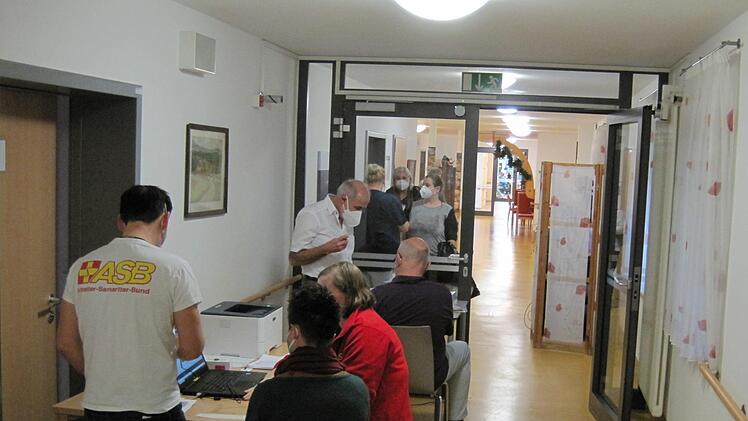 Das mobile Impfteam des Arbeiter-Samariter-Bundes (ASB) Forchheim im Unterleinleiter Demenzzentrum Foto: Demenzzentrum Lindenhof; Diakonisches Werk Bamberg-Forchheim