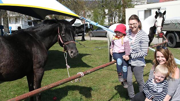 Manuela Heinisch und Sarah Seher mit Leonie und Jan lieben die Zirkustiere.  Foto: Wolfgang Desombre
