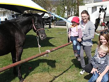 Manuela Heinisch und Sarah Seher mit Leonie und Jan lieben die Zirkustiere.  Foto: Wolfgang Desombre