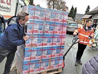 Beim Ausladen der Paletten mit den Päckchen half auch OB Ingo Lehmann kräftig beim Schieben.