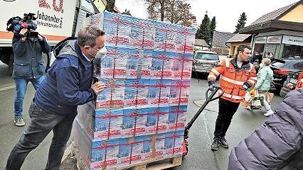 Beim Ausladen der Paletten mit den Päckchen half auch OB Ingo Lehmann kräftig beim Schieben.