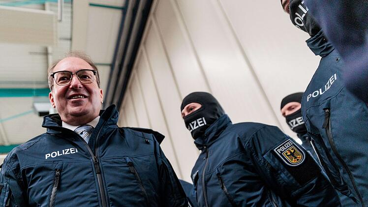 Innenminister Dobrindt stellt Drohnenabwehr in Dienst