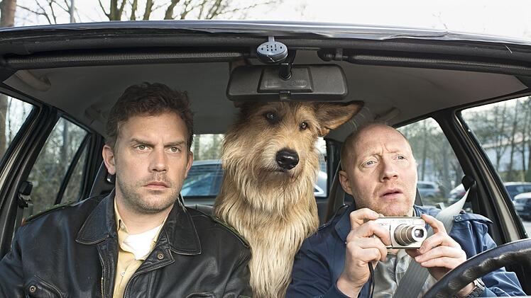 Mit Hund Ludwig auf Sp&auml;hfahrt: Eberhofer (Sebastian Bezzel, links) und sein Kumpel Rudi (Simon Schwarz).