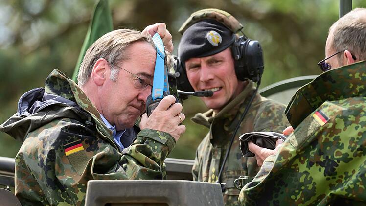 Boris Pistorius besucht Bundeswehr in Munster