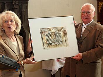 Marianne Knöttner überreicht das Bild an Erich Silberhorn.