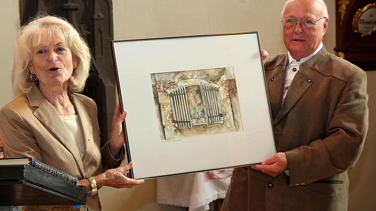 Marianne Knöttner überreicht das Bild an Erich Silberhorn.