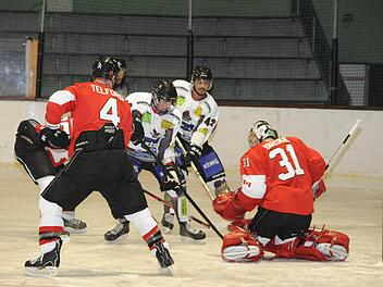 Gestocher vor dem Tor: Jonas Manger (2. von links) und Justin Feistle (beide SC Bad Kissingen) gegen den kanadischen Goalie Kyle Yarskie. Brad Telford (Nr. 4) ist nur Beobachter. Foto: Hopf