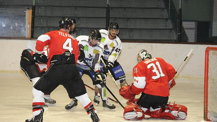 Gestocher vor dem Tor: Jonas Manger (2. von links) und Justin Feistle (beide SC Bad Kissingen) gegen den kanadischen Goalie Kyle Yarskie. Brad Telford (Nr. 4) ist nur Beobachter. Foto: Hopf