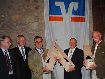 Aus dem Aufsichtsrat schieden aus: Aufsichtsratsvorsitzender Dr. Robert Wahler, Manfred Manger (2. v. r.) und Gerhard Füller (r.). Auf dem Bild sind ferner (v. l.): Roland Knoll und Bernd Bindrum. Foto: Bank