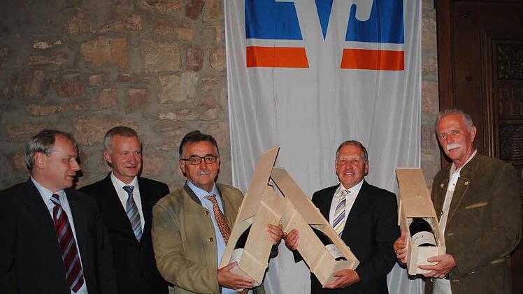 Aus dem Aufsichtsrat schieden aus: Aufsichtsratsvorsitzender Dr. Robert Wahler, Manfred Manger (2. v. r.) und Gerhard Füller (r.). Auf dem Bild sind ferner (v. l.): Roland Knoll und Bernd Bindrum. Foto: Bank