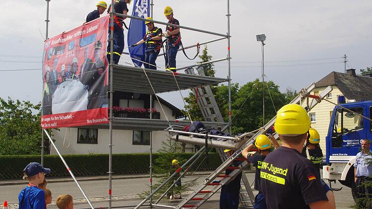 Die THW-Jugend aus Kronach z demonstrierte in einer Übung die Bergung einer Person mittels "Leiterhebel".