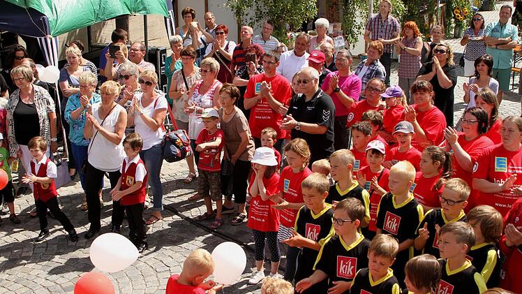 Wie man sieht, feiern alle Generationen bei den Biertagen mit. Die Eltmanner und ihre Gäste genießen das Flair im Zentrum der Stadt.