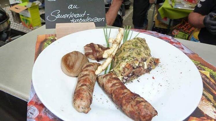 Mit der groben Wallenstein-Bratwurst von Feinkost Hofmann aus Altdorf überzeugten die Franken die Jury. Als Beilage gab es mit Spinat eingefärbten Strudel, gefüllt mit Kartoffeln, Karotten, Sauerkraut, Blutwurst und Frischkäse. Dazu eine karamellisierte Zwiebel sowie einen Kartoffelknödel mit Speck-Mantel. Foto: Werner Pfeufer