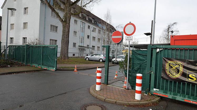Am 28. November verschneit und nicht erkennbar: Die Schilder am Eingang zur Flüchtlingsunterkunft. Foto: Ronald Rinklef