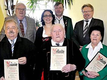 Für 50-jährige Treue wurden einige Mitglieder des Musikvereins Pressig geehrt. Unser Bild zeigt (vorne, von links) Ernst Wagemann, Ludwig Scherbel und Agnes Ruck sowie (dahinter, von links) Bezirksvorsitzenden Werner Pörner, Vorsitzende Tanja Böhm, Zweiten Vorsitzenden Roland Neubauer und Bürgermeister Hans Pietz. Fotos: Karl-Heinz Hofmann
