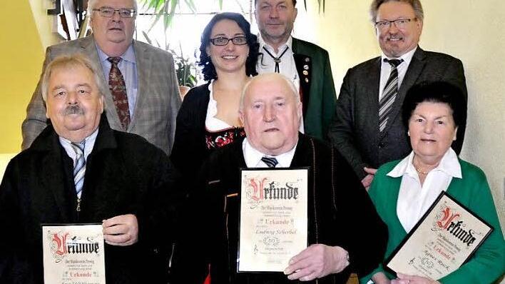 Für 50-jährige Treue wurden einige Mitglieder des Musikvereins Pressig geehrt. Unser Bild zeigt (vorne, von links) Ernst Wagemann, Ludwig Scherbel und Agnes Ruck sowie (dahinter, von links) Bezirksvorsitzenden Werner Pörner, Vorsitzende Tanja Böhm, Zweiten Vorsitzenden Roland Neubauer und Bürgermeister Hans Pietz. Fotos: Karl-Heinz Hofmann