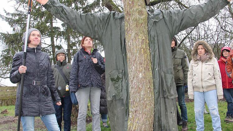 Ein Mann wie ein Baum? Naja, eigentlich will Marius Wittur nur demonstrieren, wie die Leitäste am besten wachsen sollen. FOTO Diana Fuchs