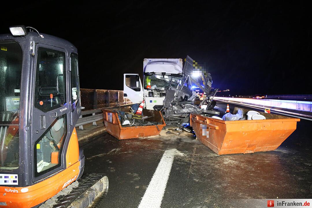 Lkw walzt Nachtbaustelle nieder - Bauarbeiter schwer verletzt - Bild der Verwuestung auf mehr als 300 Metern