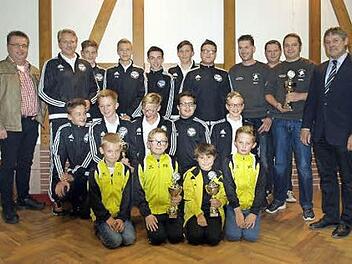Die D- und C-Junioren des DJK-SV Neufang (schwarze Jacken), die F1- und F2-Junioren des SV Steinwiesen (vorne) sowie die Spieler vom Kickerclub Nurn mit Bürgermeister Wunder und SPD-Fraktionsvorsitzendem Jürgen Deuerling (links).