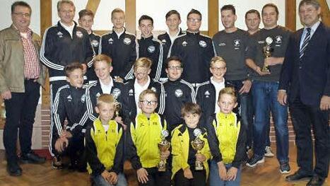 Die D- und C-Junioren des DJK-SV Neufang (schwarze Jacken), die F1- und F2-Junioren des SV Steinwiesen (vorne) sowie die Spieler vom Kickerclub Nurn mit Bürgermeister Wunder und SPD-Fraktionsvorsitzendem Jürgen Deuerling (links).