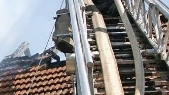 Die Feuerwehr Ebern hier bei einem Großeinsatz im Jahr 2003 stellt ihr Jubiläum unter das Motto "Wir und die Schläuch". Foto: Eckehard Kiesewetter